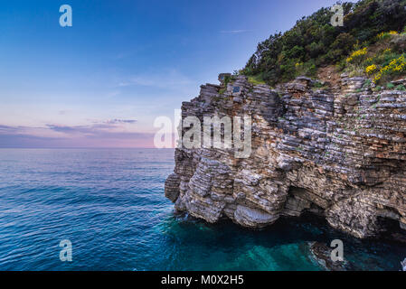 Mer des rochers près de la plage de Mogren se trouvent dans la ville de Budva sur la côte de la mer adriatique au Monténégro Banque D'Images