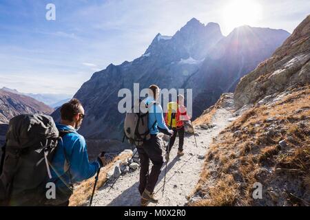 France,Hautes Alpes Parc National des Ecrins,région,du Briançonnais,gendarmes première aide à l'enfance de haute montagne sur le sentier de randonnée du Pré de Madame Carle vers le refuge du glacier blanc, en arrière-plan le mont Pelvoux (3946 m) Banque D'Images