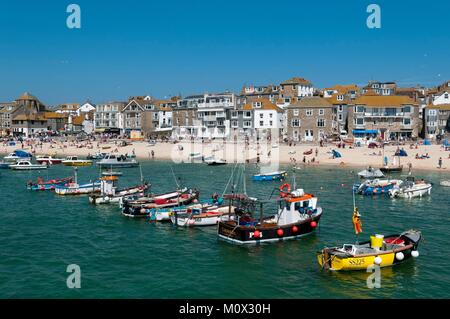 United Kingdom,Cornwall,Saint Ives, de la plage et des bateaux de pêche Banque D'Images