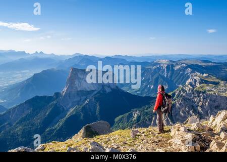 France,Isère,Parc Naturel Régional du Vercors, la réserve naturelle nationale des hauts plateaux du Vercors,panorama depuis le sommet du Grand Veymont (alt : 2341 m), point le plus élevé du massif du Vercors,vue sur le Mont Aiguille (alt : 2087 m) et le massif du Dévoluy à l'arrière-plan () Banque D'Images