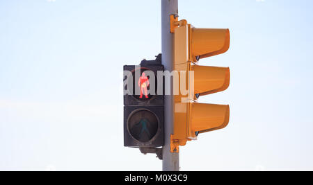 Le feu rouge piétons avertit que n'est pas sécuritaire de traverser la route. Fond de Ciel, l'espace, la bannière Banque D'Images