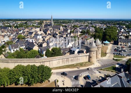 France,Loire Atlantique,Presqu'ile de Guerande (Guérande) dans la péninsule, Parc Naturel Régional de la Brière (Parc Naturel Régional de Brière),Guerande,porte Saint Michel (St Michael's Gate) (vue aérienne) Banque D'Images