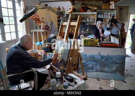 France,Yvelines,Montchauvet de tir, pour la télévision de la Village préféré des Français (Village préféré des Français) avec Stéphane Bern, dans l'atelier du peintre Raoul Mouillard Banque D'Images