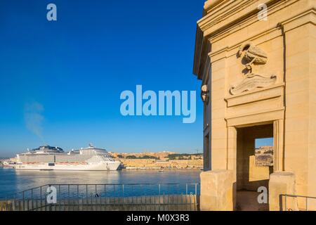 Malte, La Valette, classée au Patrimoine Mondial de l'UNESCO, les trois villes,Senglea,bateau de croisière et le guet Gardjola Banque D'Images