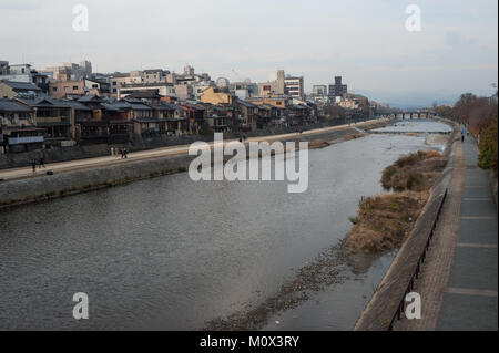 23.12.2017, Kyoto, Japon, Asie - une vue sur le paysage urbain de Kyoto à la rivière Kamo. Banque D'Images