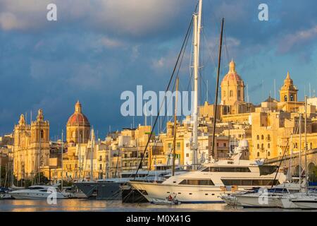 Malte, La Valette, ville inscrite au Patrimoine Mondial de l'UNESCO, les trois villes,la ville de Birgu Vittoriosa ou la marina,et l'église de Saint Laurent de Birgu Banque D'Images