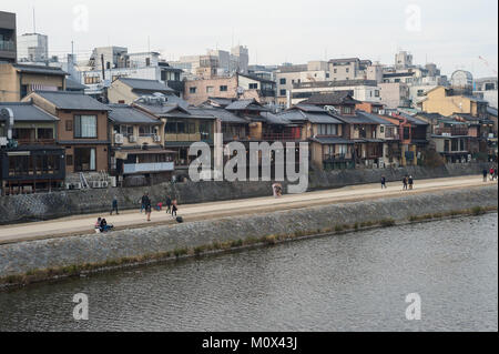 23.12.2017, Kyoto, Japon, Asie - une vue sur le paysage urbain de Kyoto à la rivière Kamo. Banque D'Images