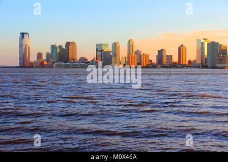 New Jersey, États-Unis - NJ centre-ville avec la rivière Hudson. Coucher du soleil la lumière. Banque D'Images