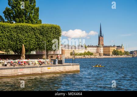 Kingsholmen,Suède,Stockholm district,le Malarstrand quays en face de l'Stradhuset et Gamla Stan (vieille ville) en bas Banque D'Images