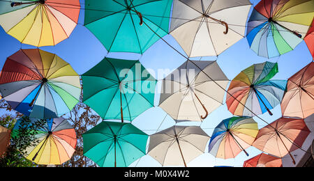 Ouvrez les parapluies colorés couvrir une rue à Nicosie, Chypre. Ciel bleu et des parasols pour l'arrière plan. Banque D'Images
