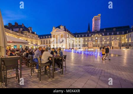 France, Côte d'Or,Dijon,Place de la libération avec la Tour Philippe le Bon du Palais des Ducs de Bourgogne Banque D'Images