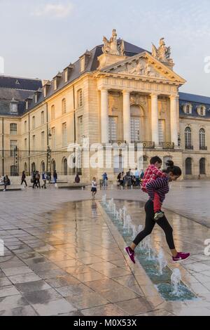 France,Cote d'Or Dijon,fontaines,sur la place de la libération à l'avant du Palais des Ducs de Bourgogne qui abrite l'hôtel de ville et le Musée des beaux-arts Banque D'Images