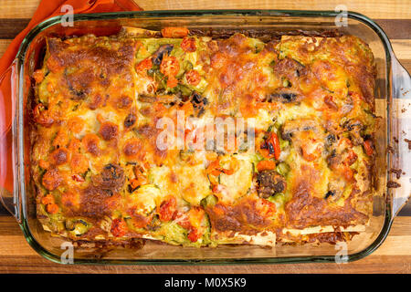 Légumes maison fraîchement cuite au four avec du fromage lasagne dans un plat à four en verre vue close up d'en haut Banque D'Images