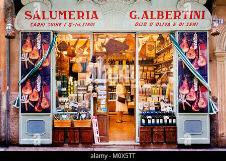 La charcuterie locale Salumeria G. Albertini, Vérone, Vénétie, Italie Banque D'Images