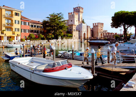 Les touristes, Scaligers Château / château Scaligero, Sirmione, Lac de Garde, Lombardie, Italie Banque D'Images