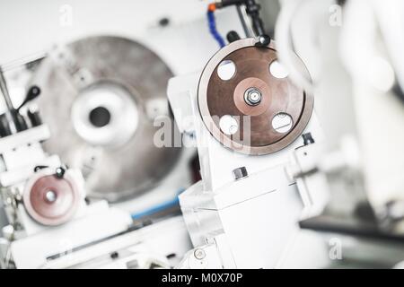 Tour à métaux modernes de la molette de réglage de la machine libre avec une faible profondeur de champ. Matalworking Machines. Banque D'Images