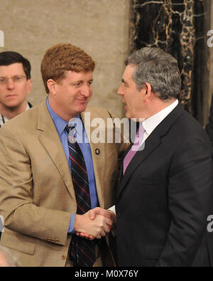 Washington, DC - 4 mars 2009 -- représentant des États-Unis Patrick Kennedy (démocrate du Rhode Island), serre la main avec le Très Honorable Gordon Brown, Premier Ministre du Royaume-Uni, à la suite de Brown's répond à une session conjointe du Congrès des États-Unis dans le Capitole à Washington, D.C. le mercredi 4 mars 2009. Brown a annoncé que le père de Kennedy, le sénateur américain Edward M. Kennedy 'Ted' (démocrate du Masssachusetts) avait reçu un doctorat honorifique de Chevalier de la reine Elizabeth II..Credit : Ron Sachs / CNP/ MediaPunch Banque D'Images