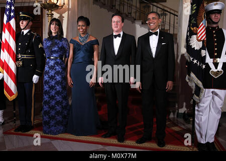 Le président américain Barack Obama (R), la Première Dame Michelle Obama (2L), le Premier ministre britannique David Cameron (3L) et de son épouse Samantha Cameron (L) posent pour une photo officielle du grand escalier de la Maison Blanche, le 14 mars 2012 à Washington, DC. Le premier ministre Cameron a été sur une visite de trois jours aux États-Unis et il a eu des entretiens avec le président Obama à l'heure de la journée. .Crédit : Alex Wong // MediaPunch CNP via Piscine Banque D'Images