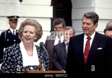 Le premier ministre Margaret Thatcher du Royaume-Uni, à gauche, fait de commentaires après avoir visité le président des États-Unis, Ronald Reagan, droit, à la Maison Blanche à Washington, le vendredi 17 juillet, 1987. Thatcher était mort d'un coup à 87 le lundi 8 avril 2013,..Credit : Howard L. Sachs - CNP/ MediaPunch Banque D'Images