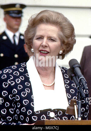 Le premier ministre Margaret Thatcher du Royaume-Uni, à gauche, fait de commentaires après avoir visité le président des États-Unis, Ronald Reagan, droit, à la Maison Blanche à Washington, le vendredi 17 juillet, 1987. Thatcher était mort d'un coup à 87 le lundi 8 avril 2013,..Credit : Howard L. Sachs - CNP/ MediaPunch Banque D'Images