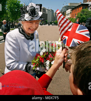 WASHINGTON - 07 MAI : (AFP) Sa Majesté la Reine Elizabeth II salue les écoliers lors de la marche de la Maison Blanche à Blair House le long de Pennsylvania Avenue le 7 mai 2007 à Washington, DC. C'est l'imprimeur de la cinquième visite officielle aux États-Unis en 50 ans. (Photo de Chip Somodevilla/Getty Images) *** légende locale *** Reine Elizabeth II/ MediaPunch Banque D'Images