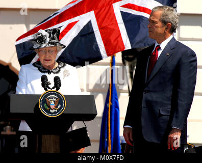 Washington, D.C. - 7 mai 2007 -- Sa Majesté la Reine Elizabeth II rend les commentaires comme elle et son Altesse Royale le Prince Philip, duc d'Édimbourg de Grande-Bretagne sont accueillis par le président des États-Unis George W. Bush et la Première dame Laura Bush au cours d'une cérémonie d'arrivée de la pelouse Sud sur la pelouse Sud de la Maison Blanche à Washington, le lundi 7 mai 2007. .Credit : Ron Sachs / CNP/ MediaPunch Banque D'Images