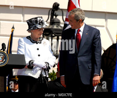 Washington, D.C. - 7 mai 2007 -- Sa Majesté la Reine Elizabeth II rend les commentaires comme elle et son Altesse Royale le Prince Philip, duc d'Édimbourg de Grande-Bretagne sont accueillis par le président des États-Unis George W. Bush et la Première dame Laura Bush au cours d'une cérémonie d'arrivée de la pelouse Sud sur la pelouse Sud de la Maison Blanche à Washington, le lundi 7 mai 2007. .Credit : Ron Sachs / CNP/ MediaPunch Banque D'Images