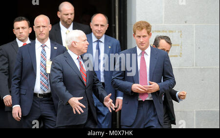 Le sénateur américain John McCain (R-AZ) (L) et Son Altesse Royale le prince Harry laisser Russell building après une tournée d'une exposition de photos anti-mines terrestres par le HALO Trust charité pendant le premier jour de sa visite aux États-Unis le 9 mai 2013 à Washington, DC. .Crédit : Olivier Douliery / CNP/ MediaPunch Banque D'Images