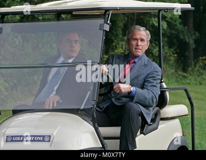 CAMP DAVID, MD - 29 juillet : (AFP) Le président américain George W. Bush (R) donne le premier ministre britannique, Gordon Brown, un tour dans un chariot de golf après son arrivée le 29 juillet 2007, à Camp David (Maryland). Les deux dirigeants participeront à des réunions pour discuter de nombreux sujets, y compris la situation en Iraq et en Afghanistan. (Photo par Mark Wilson/Getty Images)/ MediaPunch Banque D'Images