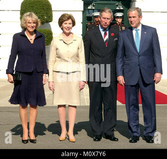 Washington, D.C. - 2 novembre 2005 -- Le président des États-Unis George W. Bush et la Première dame Laura Bush bienvenue Charles, prince de Galles et de Camilla, Duchesse de Cornwall à la Maison Blanche pour un dîner à Washington, D.C. le 2 novembre 2005. De gauche à droite : Camilla, Duchesse de Cornwall ; la Première dame Laura Bush, Charles, prince de Galles, et le président Bush..Credit : Ron Sachs / CNP.(Restriction : Pas de métro de New York ou d'autres journaux dans un rayon de 75 km de la ville de New York)/ MediaPunch Banque D'Images