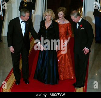 Washington, D.C. - 2 novembre 2005 -- Le président des États-Unis George W. Bush et la Première dame Laura Bush bienvenue Charles, prince de Galles et de Camilla, Duchesse de Cornwall à la Maison Blanche pour un dîner en leur honneur dans la région de Washington, D.C. le 2 novembre 2005. De gauche à droite : le président Bush ; Camilla, Duchesse de Cornwall ; la Première dame Laura Bush, et Charles, prince de Galles..Credit : Ron Sachs / CNP.(Restriction : Pas de métro de New York ou d'autres journaux dans un rayon de 75 km de la ville de New York)/ MediaPunch Banque D'Images