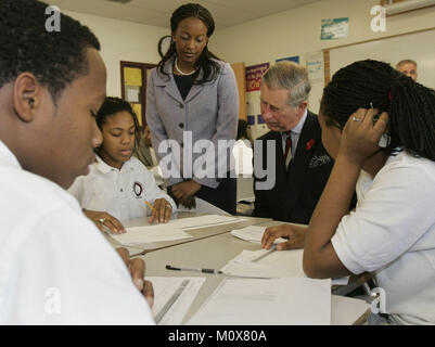 Washington, D.C. - 2 novembre 2005 -- Le Prince Charles est assis avec les élèves de l'École de semences, de gauche, Percy Thomas, 14, Tysheen Murray, 12 ans, et l'Allemagne, 14 Chrystal, droite, et leur professeur Melanie Brown, du centre, au cours d'une visite à l'école à Washington, mercredi, 2 novembre, 2005. La semence School offre un enseignement intensif et de l'embarquement à 320 enfants des villes de la 7e à la 12e. Le Prince Charles et Camilla sont sur un voyage de 8 jours des États-Unis. .Crédit : Photo AP/Susan Walsh via CNP.(Restriction : Pas de métro de New York ou d'autres journaux dans un rayon de 75 km de nouveau Banque D'Images