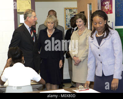 Washington, D.C. - 2 novembre 2005 -- Le Prince Charles et son épouse Camilla, le Dutchess de Cornwall, et la Première dame Laura Bush, marcher dans de classe de Melanie Brown, droite, à visiter avec les élèves de l'École de semences à Washington, mercredi, 2 novembre, 2005. La semence School offre un enseignement intensif et de l'embarquement à 320 enfants des villes de la 7e à la 12e. Le Prince Charles et Camilla sont sur un voyage de 8 jours des États-Unis. .Crédit : Photo AP/Susan Walsh via CNP.(Restriction : Pas de métro de New York ou d'autres journaux dans un rayon de 75 km de la ville de New York)/ MediaPunch Banque D'Images