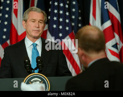 Washington, D.C. - Décembre 2006 -- Reuters' correspondant à la Maison Blanche Steve Holland, droite, pose une question de président des États-Unis, George W. Bush lors d'une conférence de presse commune à la maison blanche avec le Premier Ministre Tony Blair de Grande-bretagne tenir à Washington, D.C. le jeudi 7 décembre 2006..Credit : Ron Sachs / CNP/ MediaPunch Banque D'Images