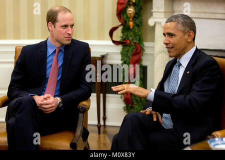 Le président des États-Unis Barack Obama, droite, rencontre le Prince William, duc de Cambridge, dans le bureau ovale de la Maison Blanche à Washington, D.C., États-Unis, le lundi, 8 décembre 2014. Obama s'est félicité le Prince William pour sa première visite à la Maison Blanche pour remercier le duc de Cambridge pour l'hospitalité de la famille royale britannique pendant les visites présidentielles pour le Royaume-Uni et pour souligner "la relation spéciale entre les Etats-Unis et le Royaume-Uni, l' la Maison Blanche a dit en annonçant la visite. Crédit : Andrew Harrer // MediaPunch CNP via Piscine Banque D'Images