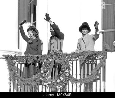 Washington, DC - (dossier) -- Le premier ministre Margaret Thatcher du Royaume-Uni, à gauche, le président des États-Unis, Jimmy Carter, centre, et de la première dame Roslyn Carter, droit, vague du balcon Truman à la Maison Blanche, à Washington, D.C. Le Lundi, Décembre 17, 1979. Mme Thatcher est arrivée à Washington pour sa première visite aux États-Unis en tant que premier ministre..Credit : Benjamin E. 'Gene' Forte - CNP/ MediaPunch Banque D'Images