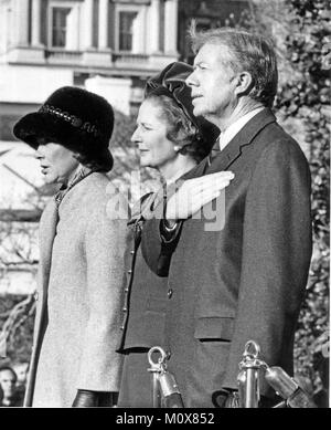 Washington, DC - (dossier) -- Le premier ministre Margaret Thatcher du Royaume-Uni, centre, est accueilli à la Maison Blanche à Washington, par la première dame Roslyn Carter, à gauche, et le président des États-Unis, Jimmy Carter, à droite, le lundi, 17 décembre 1979. C'est Mme Thatcher, premier voyage aux États-Unis en tant que premier ministre..Credit : Benjamin E. 'Gene' Forte - CNP/ MediaPunch Banque D'Images