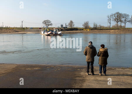 Deux personnes en attente d'un Ferry, Ferry Ferry Crossing Bridge, meuse, la Meuse, Berg aan de Maas, frontière entre les Pays-Bas et la Belgique. Banque D'Images