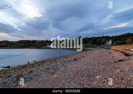 Lumière dorée sur Inverkirkaig beach, au coucher du soleil fixe Banque D'Images