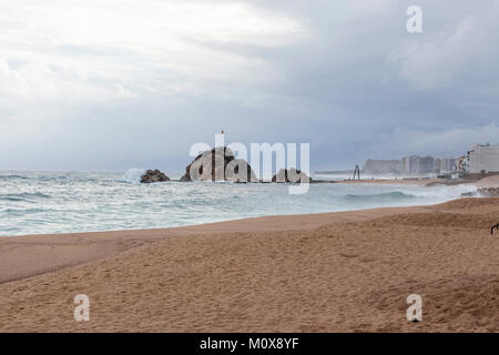 Jour de tempête d'hiver plage méditerranéenne au Costa Brava Blanes,Catalogne,Espagne,. Banque D'Images