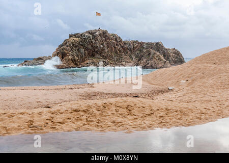 Jour de tempête d'hiver plage méditerranéenne au Costa Brava Blanes,Catalogne,Espagne,. Banque D'Images