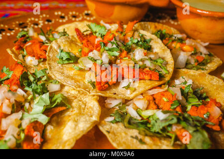 Les tacos al pastor à mexico mexican nourriture épicée sauce rouge et l'oignon Banque D'Images