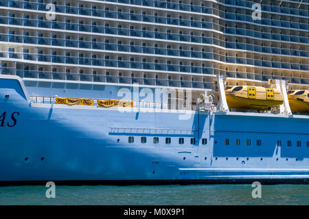 Du côté de plusieurs étages d'Ovation du Royal Caribbean of the Seas bateau de croisière avec un balcon. Banque D'Images