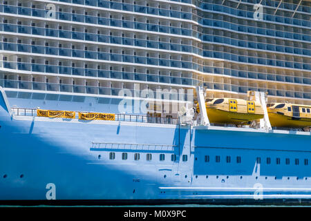 Du côté de plusieurs étages d'Ovation du Royal Caribbean of the Seas bateau de croisière avec un balcon. Banque D'Images