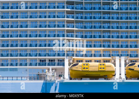 Du côté de plusieurs étages d'Ovation du Royal Caribbean of the Seas bateau de croisière avec un balcon. Banque D'Images