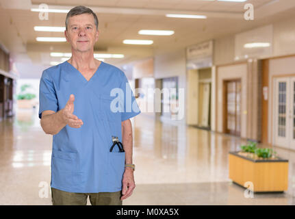 Médecin-conseil principal en bleu frotte Banque D'Images