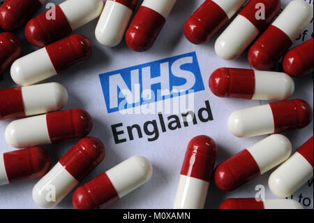 NHS ANGLETERRE LITTÉRATURE AVEC CAPSULES DE DROGUE LE NOUVEAU SERVICE DE SANTÉ MÉDECINE MÉDECINS PATIENTS ETC UK Banque D'Images