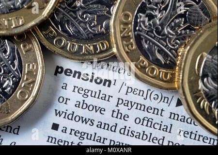 Orthographe du mot 'PENSION' AVEC UNE PIÈCES LIVRE RE REVENUS LES PENSIONS DE RETRAITE VIEILLESSE ÉPARGNE ETC UK Banque D'Images