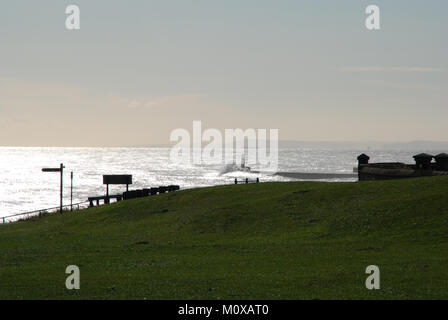 Phare de Seaham Harbour et jetée de clifftop avec vagues se brisant au-dessus de la jetée Banque D'Images