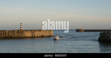 Avant-port à Seaham sur la côte nord-est de l'UK avec petit bateau entrant Harbour Banque D'Images